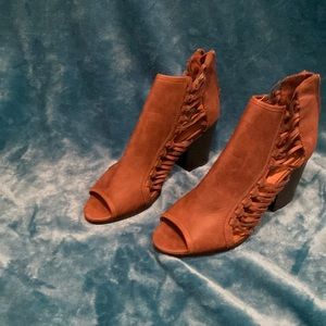 Women’s size 8 heels brown been worn a couple of times good condition